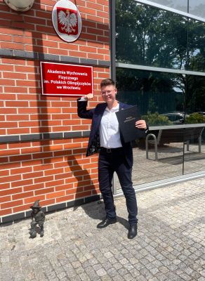 Julia z dyplomem.jpg