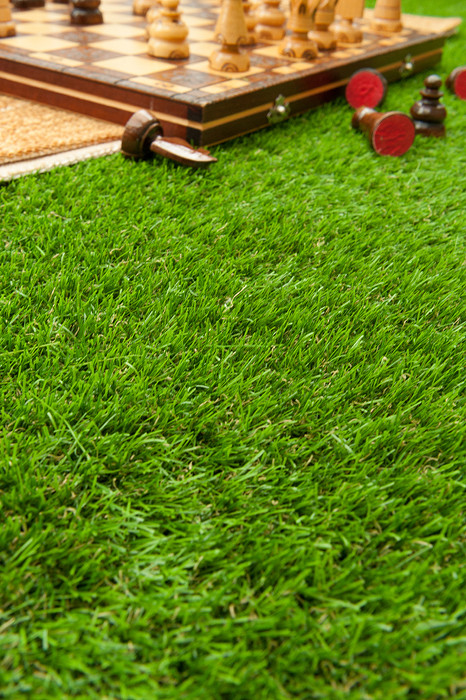 włókna sztucznej trawy na balkonie